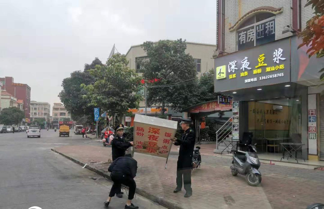 港口執(zhí)法分局開展節(jié)前市容環(huán)境衛(wèi)生整治行動001.jpg