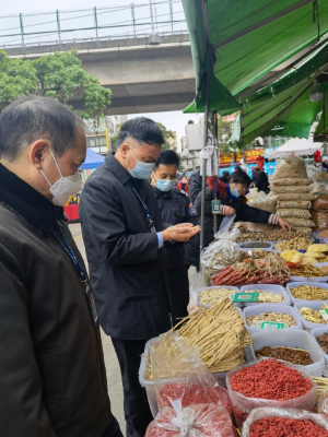 1月16日，黨組成員何文煥帶隊(duì)到古鎮(zhèn)岡南農(nóng)貿(mào)中心市場(chǎng)開展節(jié)前督導(dǎo)檢查.jpg